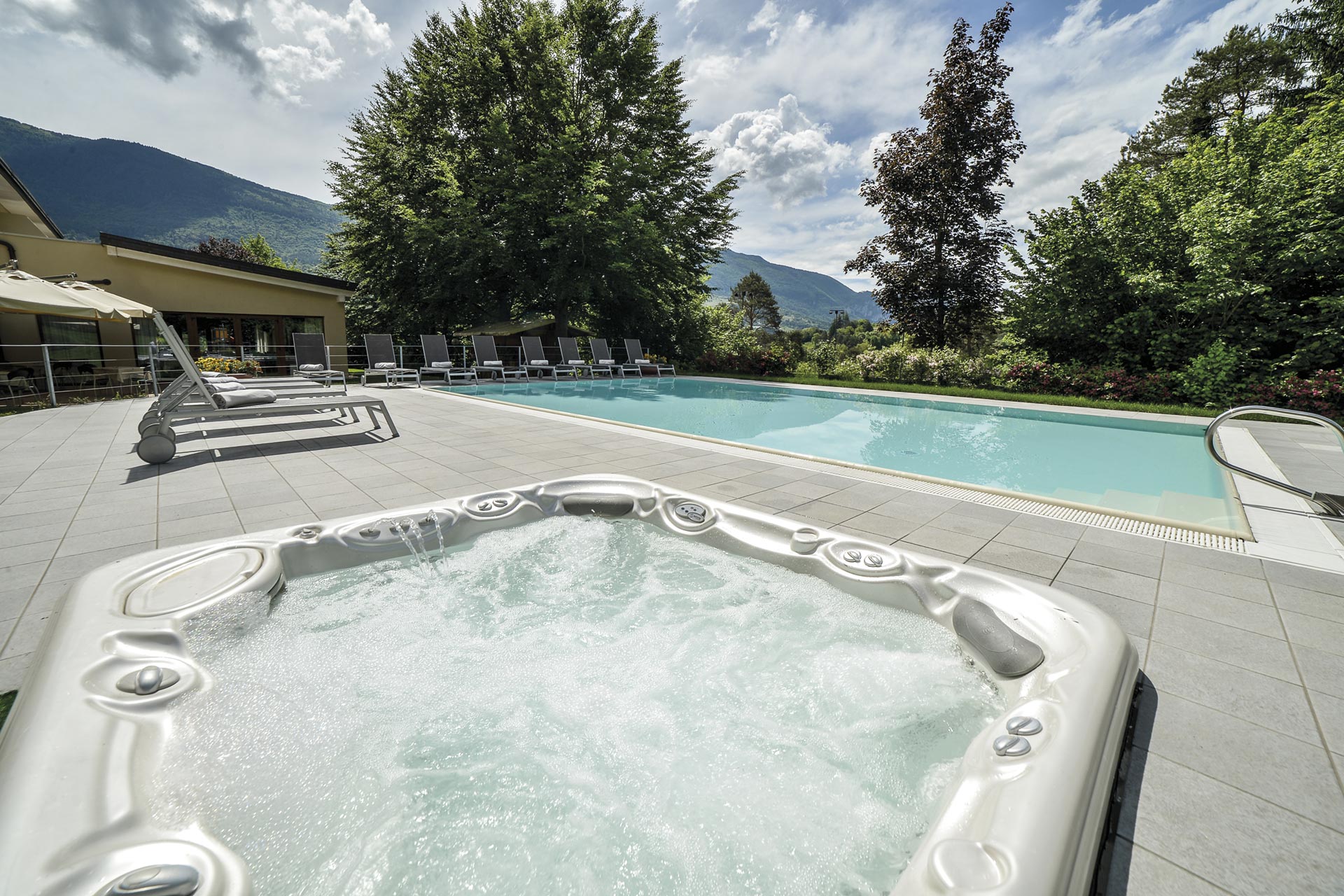 Giardino con piscina | Vital Hotel Flora Giardino con piscina | Vital Hotel Flora