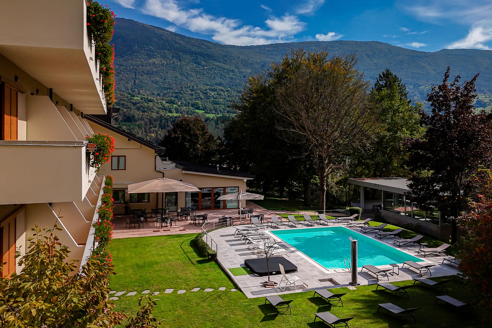Giardino con piscina | Vital Hotel Flora Giardino con piscina | Vital Hotel Flora